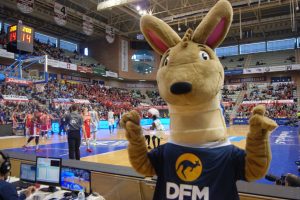 Dufim, mascota de DFM Rent a Car, en el Palacio de los Deportes de Murcia