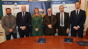 Alejandro Santos, gerente del UCAM Murcia CF; Pablo Rosique, director de Deporte de la UCAM; Isabel Sánchez, consejera delegada de Disfrimur; José Luis Mendoza, presidente de la UCAM; Juan Moya, director de expansión de DFM Rent a Car; y José Miguel Garrido, director de Marketing del UCAM Murcia CB.