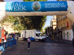 Una de nuestras azafatas, repartiendo globos de DFM Rent a Car en un evento de Vial Week 2016.