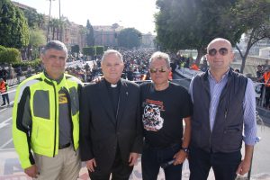 Organizadores y patrocinadores de la ruta motera por la vida, junto al obispo de la Diócesis de Cartagena, José Manuel Lorca Planes. 