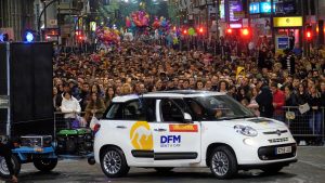 Uno de los vehículos de alquiler de DFM Rent a Car en el Entierro de la Sardina. Imagen: Joaquín Zamora.