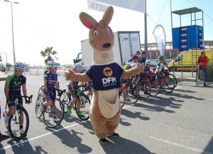 La mascota de DFM Rent a Car, DuFiM, junto a los ciclistas del Valverde Team