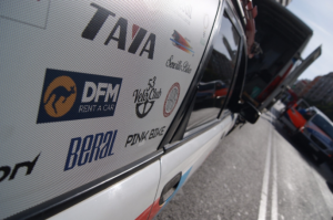 Coche oficial del equipo ciclista de La Tova, que apoyamos desde DFM Rent a Car.