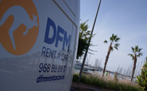 La furgoneta Fiat Ducato, en el paseo del puerto de Alicante.