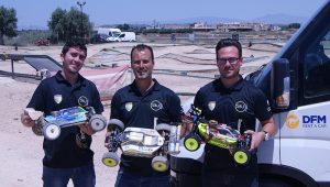 De izquierda a derecha: José Manuel Marín, José Diego Lajara y Daniel Bernabé en el circuito de coches de radiocontrol RC Paradise de Murcia.