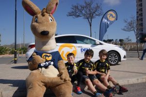 La mascota de DFM Rent a Car, en la prueba por equipos del Valverde Team