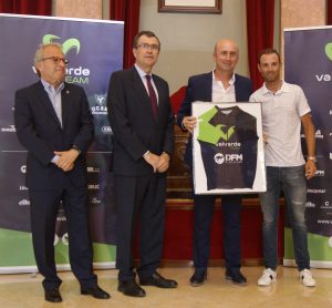 Alejandro Valverde entrega un maillot personalizado del Valverde Team a DFM Rent a Car, empresa de vehículos de alquiler en el Mediterráneo.