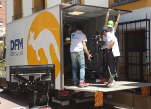 Furgón de alquiler de DFM Rent a Car, alquilado por Popular TV Región de Murcia para un directo en el Corpus Christi de Archena.