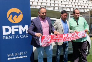 Manolo Sanlúcar, nuevo técnico del Real Murcia, junto a uno de los vehículos de alquiler de DFM Rent a Car en Murcia.