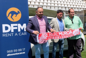 Manolo Sanlúcar, nuevo técnico del Real Murcia, junto a uno de los vehículos de alquiler de DFM Rent a Car en Murcia. 