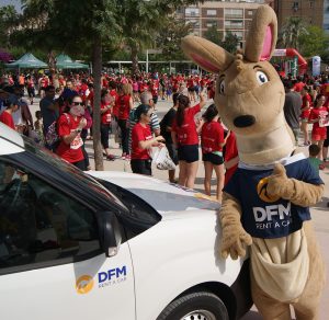 DuFiM, la mascota de DFM Rent a Car, no se perdió la II Carrera de la Mujer de Murcia.
