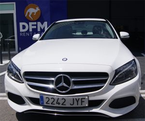 El Mercedes clase C, uno de los coches de alquiler para bodas en Murcia de DFM Rent a Car.