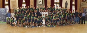 Foto de familia del equipo Valverde Team, que patrocinamos desde DFM Rent a Car.