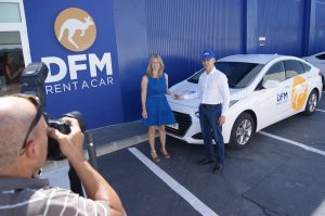 La ganadora del concurso, Carmen Talavera, junto a Juanjo, de DFM Rent a Car.