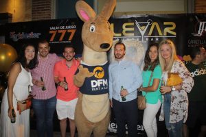 La mascota de DFM Rent a Car, DuFiM, en el aniverario del bar de Murcia Bulevar.