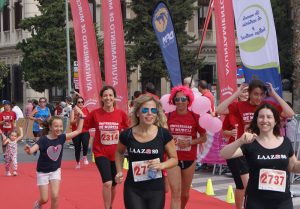 Cerca de 4.000 corredoras participaron en la Carrera de la Mujer de 2017, en la que colaboramos desde DFM Rent a Car.