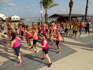 Más de un centenar de personas participaron en este evento de zumba solidaria en Los Alcázares. 