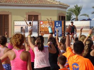 Zumba solidaria en el Mar Menor a beneficio de Astrapace.