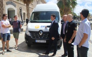 Diego Miranda, de GEES-Spain, en un momento del simulacro junto al Museo Naval de Cartagena con una furgoneta Renault Master de DFM Rent a Car. 