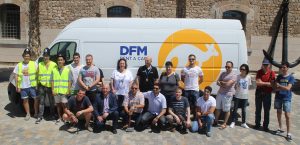 Profesores y alumnos del curso de verano, junto a la furgoneta de DFM Rent a Car