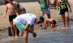 Más de 400 personas participaron en la limpieza de la playa de La Ensenada de La Manga, en un evento que contó con el apoyo de la empresa de vehículos de alquiler DFM Rent a Car.