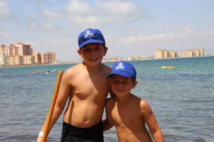 Pequeños y mayores en La Manga por una playa más limpia, de la mano de DFM Rent a Car.