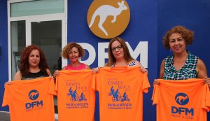 Representantes de la comisión de fiestas de Sangonera La Seca posan junto a la camiseta conmemorativa del día de la bicicleta.