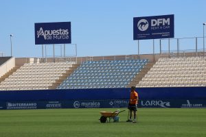 Valla publicitaria de DFM Rent a Car en el estadio del Lorca FC.