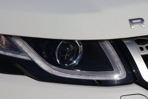Detalle del faro delantero del Range Rover Evoque de DFM Rent a Car