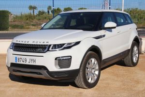 Range Rover Evoque, uno de los vehículos de alta gama disponibles en DFM Rent a Car.