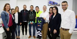 Alejandro Valverde, en el centro, junto a los trabajadores de DFM Rent a Car