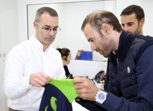 El ciclista Alejandro Valverde dedicó maillots del Valverde Team en su visita a DFM Rent a Car.