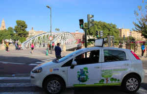 Uno de los vehículos ecológicos de DFM Rent a Car, propulsado a gas natural.