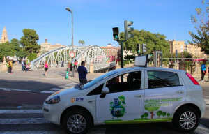 Uno de los vehículos ecológicos de DFM Rent a Car, propulsado a gas natural. 