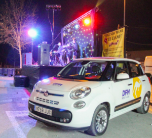 Coche de alquiler Fiat 500 de DFM Rent a Car, en las fiestas de Las Tejeras de Alcantarilla.