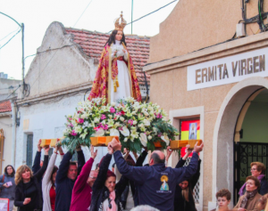 Los vecinos de Las Tejeras sacan en procesión a la Virgen de La Paz.