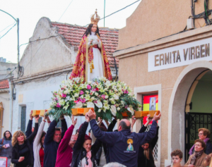 Los vecinos de Las Tejeras sacan en procesión a la Virgen de La Paz. 