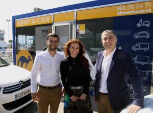 Alfredo Torres, Susana Martínez y Manuel García, en la sede de DFM Rent a Car en Elche. Especialistas en furgonetas de alquiler en Elche