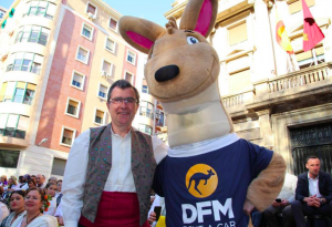 El alcalde de Murcia, José Ballesta, junto a la mascota de DFM Rent a Car en el desfile del Bando de la Huerta 2018. ¡Sigue moviéndote!
