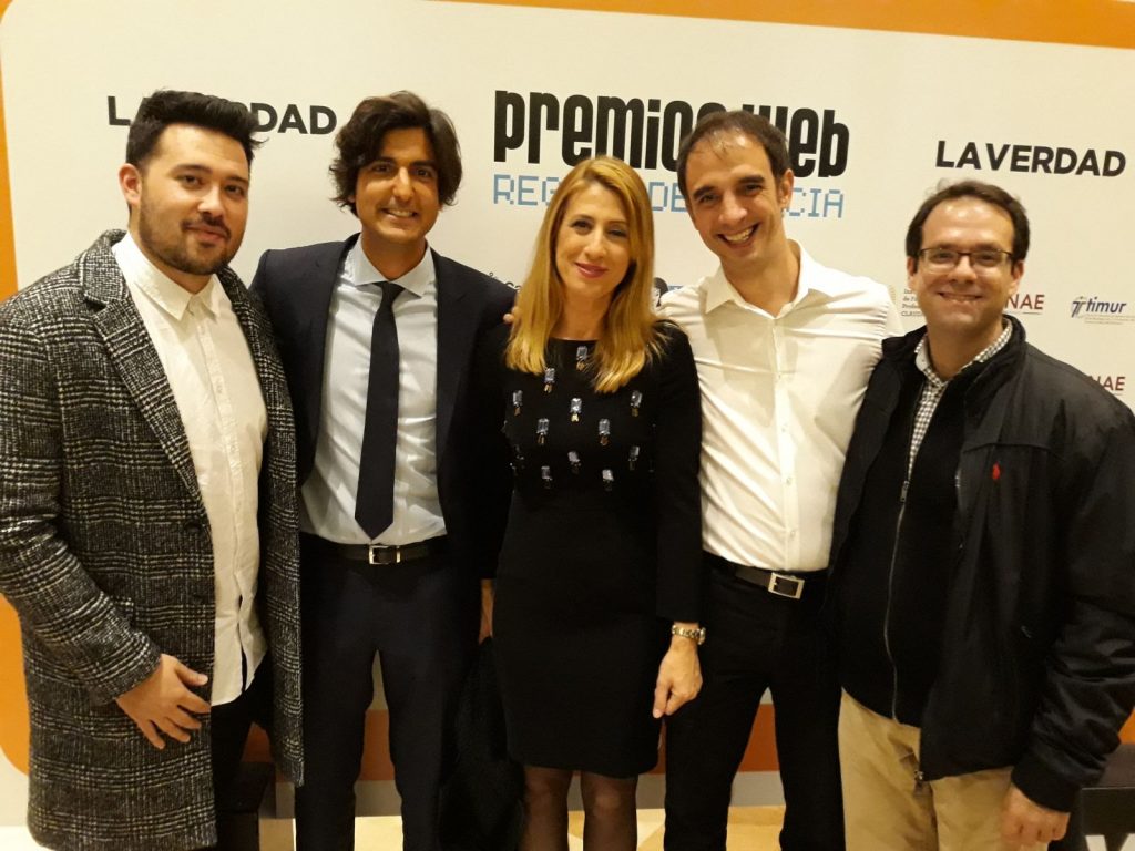 De izquierda a derecha: Ángel Torrano, Roberto Fuentes, Isabel Sánchez Serrano, Alejandro Garriga y Juan Diego Navarro, de las empresas DFM Rent a Car y Tic Tag, en la gala de los X Premios Web de La Verdad de Murcia.
