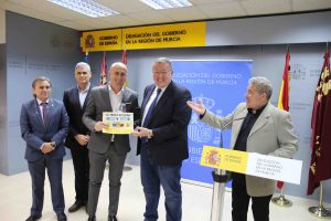 Juan Jesus Sanchez, consejero delegado de DFM Rent a Car, recibe un diploma de manos de Francisco Bernabe, delegado del Gobierno en Murcia